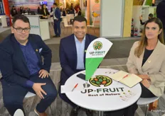 Up-Fruit, de Brasil, reunió a Danilo Piovesan, Matheus Donofrio y Amanda Carlos con sus clientes. Exportan jengibre, limas, batatas y calabazas y compiten con Francia en Europa por las calabazas, lo que se lo pone difícil.